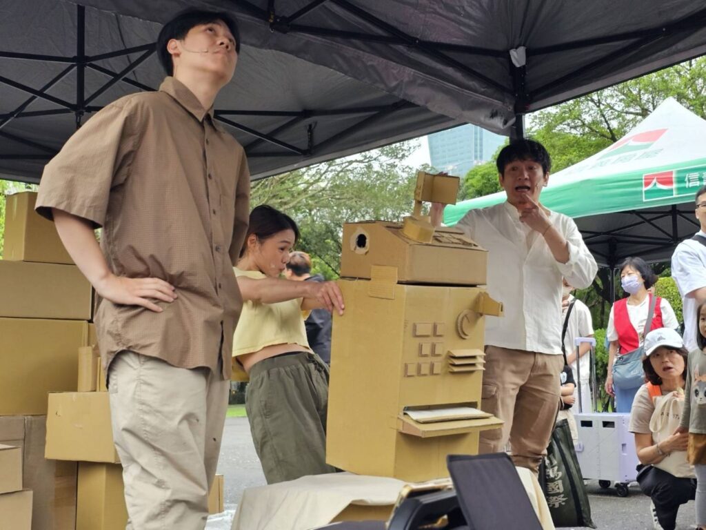 ▲活動主辦單位製作了逗趣且具想像力的道具,讓現場小朋友完全投入情境樂開懷。(圖/國父紀念館 提供)