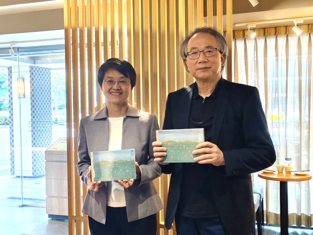 客家委員會與國家交響樂團（NSO）攜手製作的全新專輯【客家．心．世界】。（記者 陳安婷/攝）