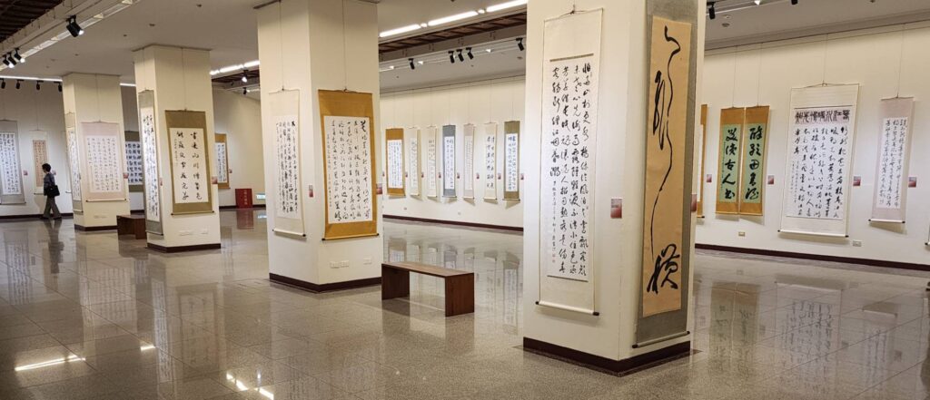 ▲中國標準草書學會年度大展，具體呈現「草聖詩書情」的精神與風華，作品緊扣標準草書所帶來的自由與美感，際遇難得，令觀者備受期待。（記者 詹佳綺/攝）