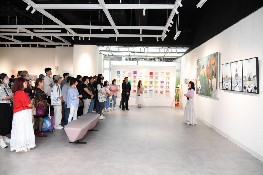 ▲熊妤（右）為與會貴賓進行作品導覽，場面熱烈。（圖/臺北市藝文推廣處 提供）