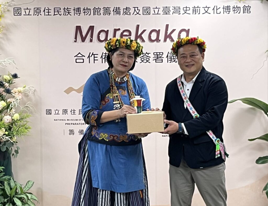 ▲史前館館長蔡政良(右)與原博館籌備處主任謝美蘭簽署合作備忘錄後合影留念。(圖/史前館 提供)
