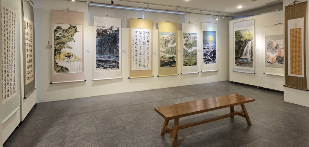 ▲書畫的對應與映照，讓展出作品呈現出濃郁與雅致的文采氣息，也是參展藝術家們的匠心獨具之作。（記者 詹佳綺/攝）