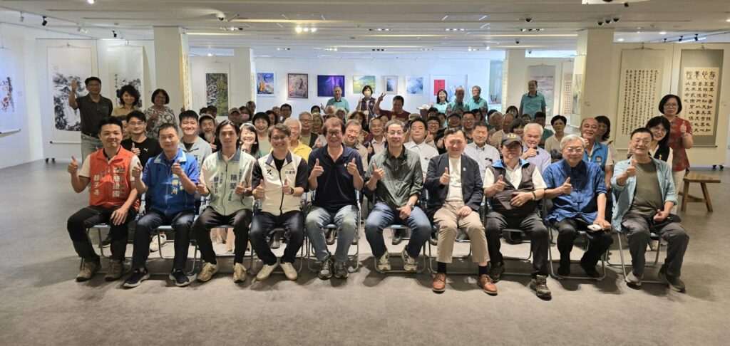 ▲出席展覽開幕式的主協辦方、貴賓及北花東三地參展藝術家們現場以大合照合影留念，場面相當熱烈。（記者 詹佳綺/攝）