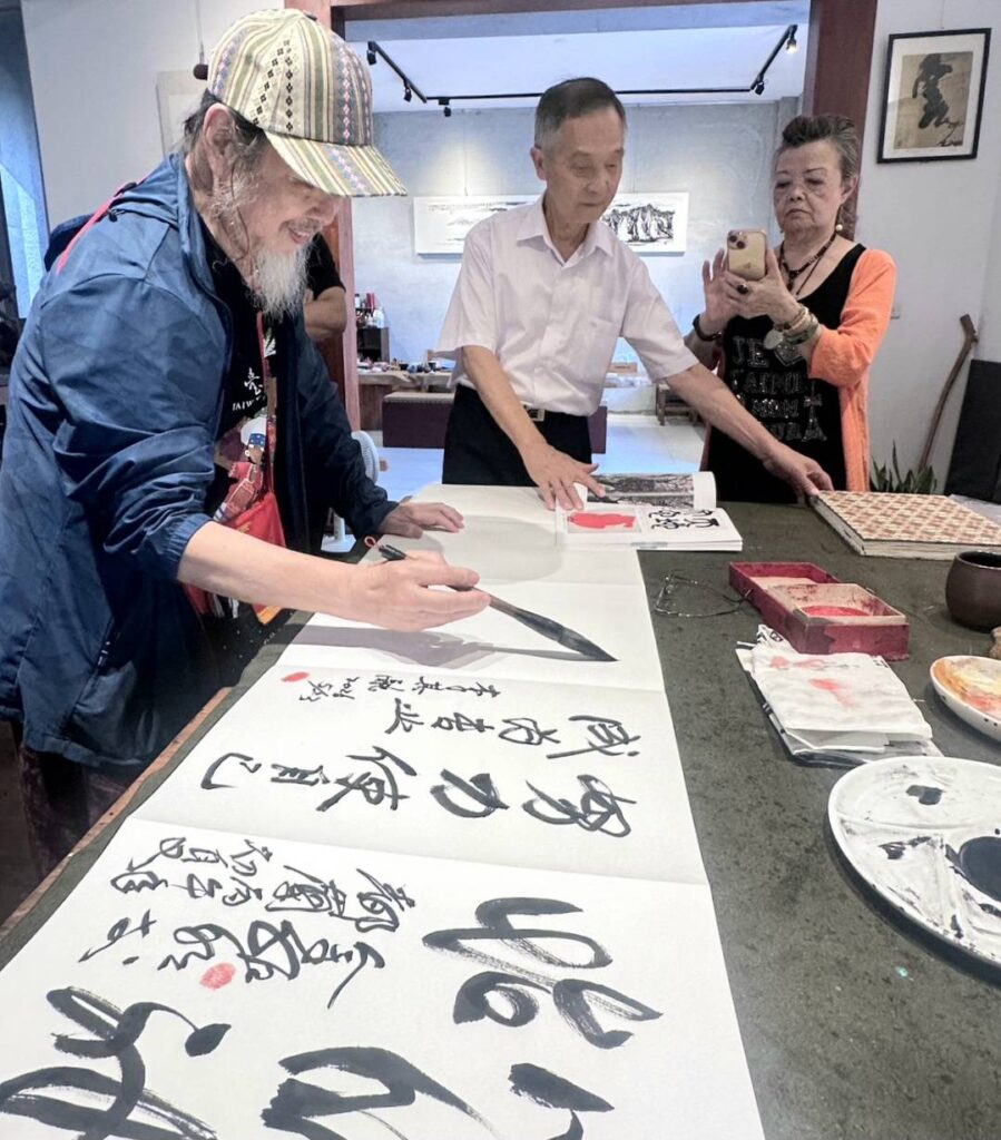 ▲協會會員老師書法家陳文樹,寫下饒富趣味的書藝作品。(記者 詹佳綺/攝)