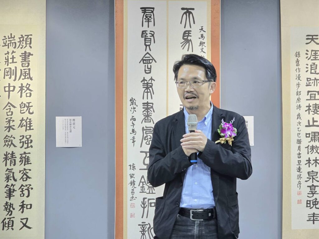 ▲國立臺灣藝術大學書畫藝術學系主任蔡介騰教授認為，來自海內外各地書家所展出的250件作品中，看見書法文化蓬勃發展的嶄新面貌，對中國書法學會的策畫聯展的專業與專注力，給予正面的評價。（記者 詹佳綺/攝）