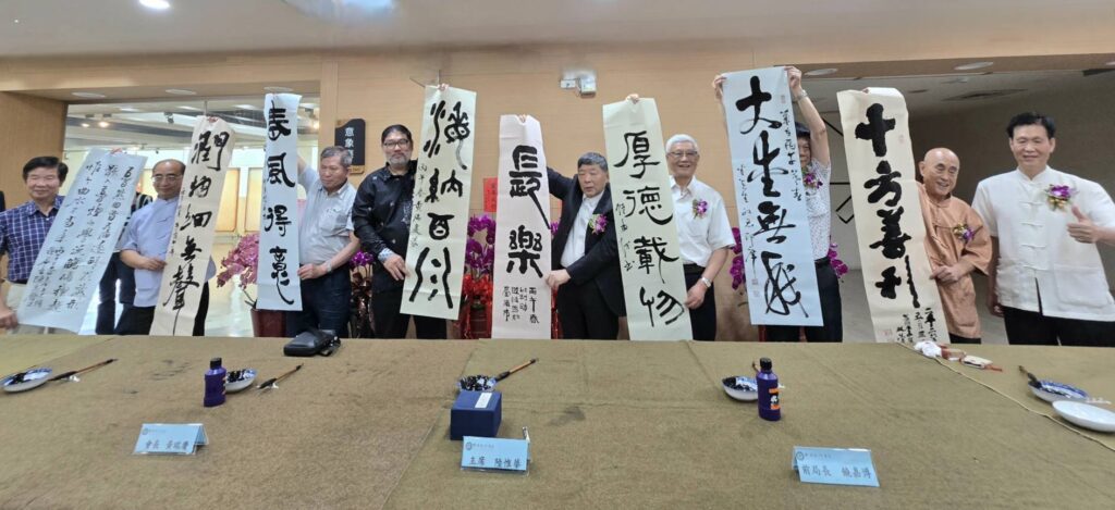 ▲▼知名書家在開幕式活動中現場揮毫，書香四溢，文采豐沛，場面顯得相當熱烈且雅趣十足。（記者 詹佳綺/攝）