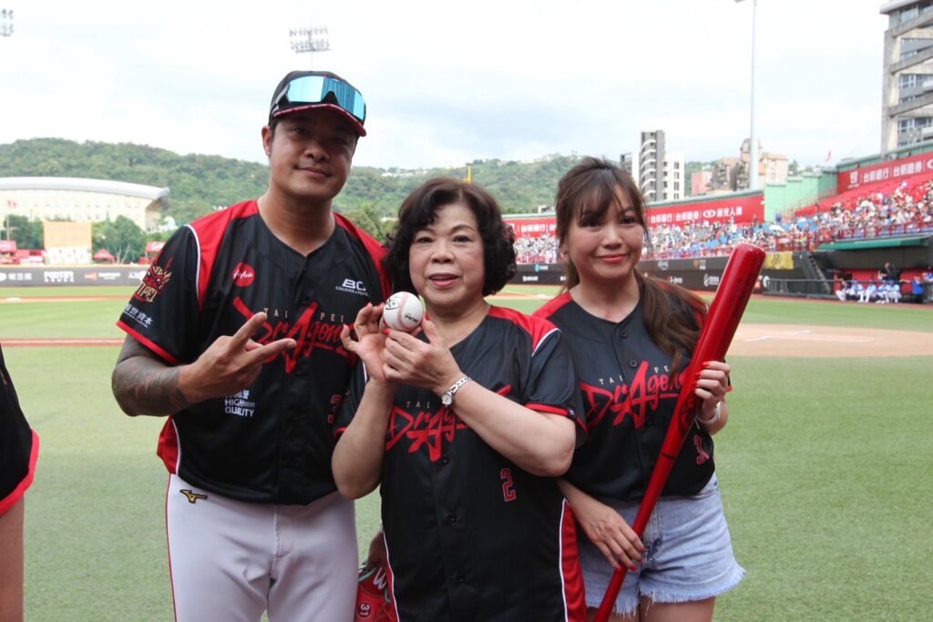 ▲球星林智勝(左起)宏利發建設楊雅婷董事長的母親及楊雅婷董事長,天母棒球場的球場相見歡。(記者 逯小兵/攝)