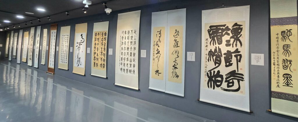 ▲名家大師與知名書家的作品，在展場成為矚目焦點。（記者 詹佳綺/攝）