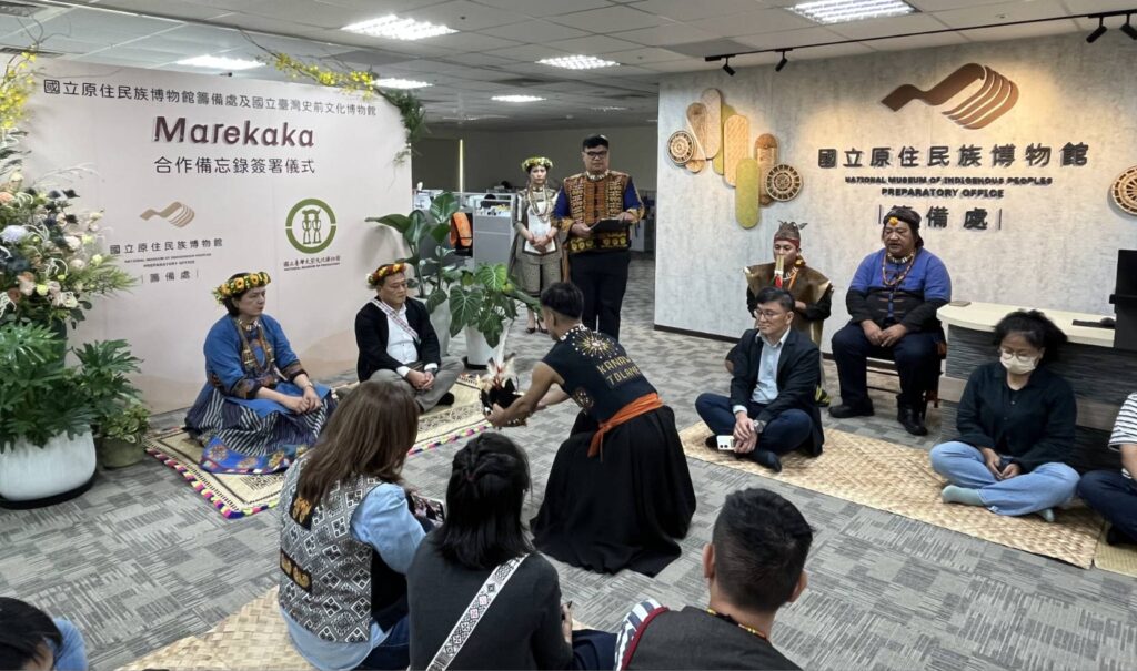 ▲簽署合作備忘錄的現場,有代表原民文化的表演節目登場,帶給大家不同的觀賞經驗。(圖/史前館 提供)
