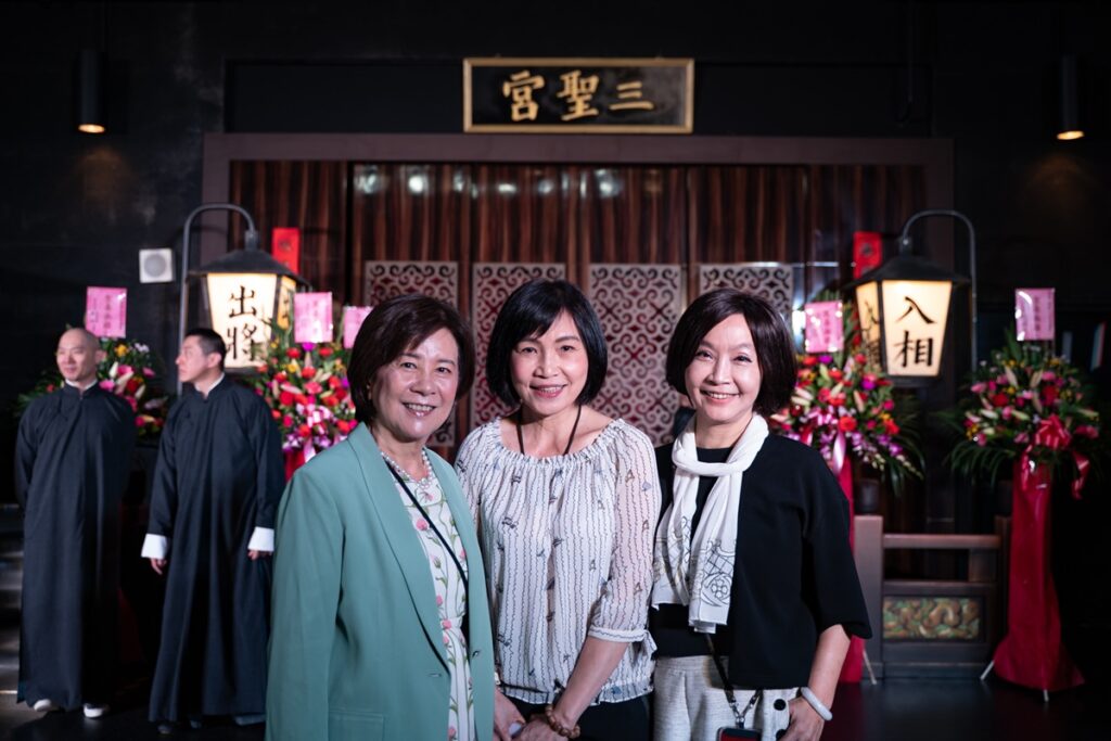 左起趨勢教育基金會執行長陳怡蓁 傳藝中心主任陳悅宜 國光劇團團長張育華致力於京劇推廣與永續傳承。（圖/國光劇團提供）
