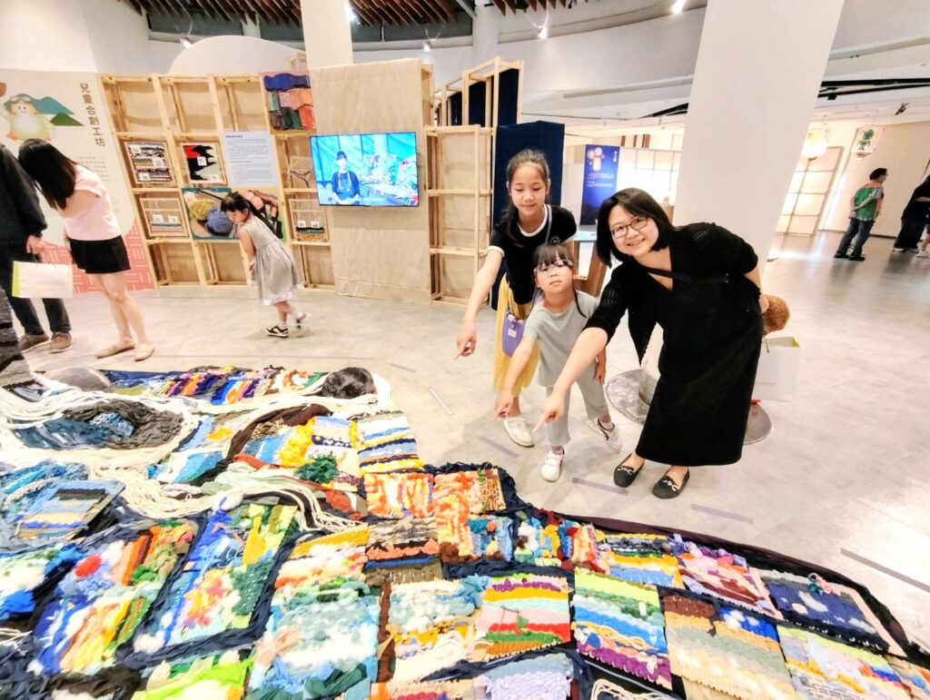 參與親子共創工作坊的民眾張小姐與女兒，看見他們共創的作品很開心。（記者 陳安婷/攝）