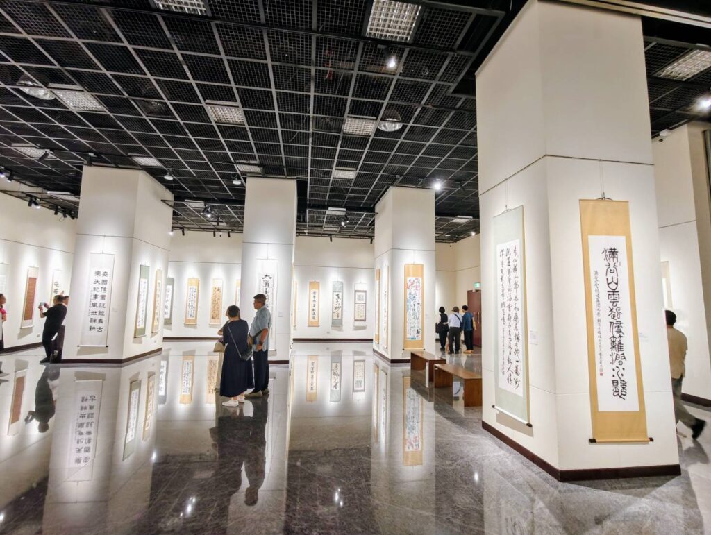 中華書道學會在國立中正紀念堂二展廳的作品展出情形，受到書界與民眾的高度重視。（記者 陳安婷/攝）