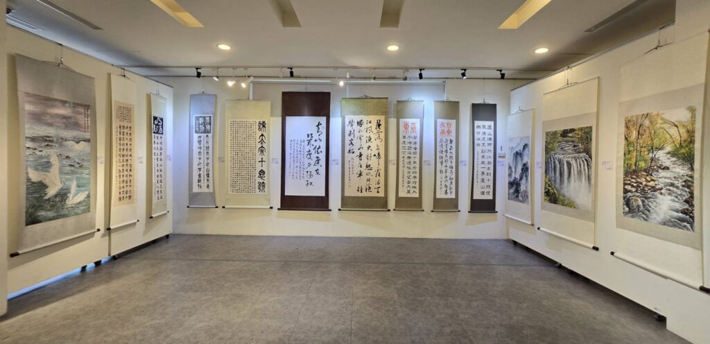 ▲參展藝術家的書畫作品在寬敞空間流暢的觀展動線中，呈現作者與觀者互動對話的效益。（記者 詹佳綺/攝）