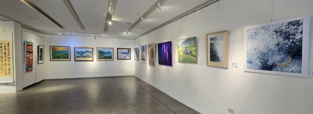 ▲臺東與花蓮藝術家所呈現的參展作品，在展場劃為一區，繽紛多彩且燦爛悅目，讓觀者留下無限的驚嘆，右一為臺東縣副縣長王志輝的參展作品，令人眼前為之一亮。（記者 詹佳綺/攝）
