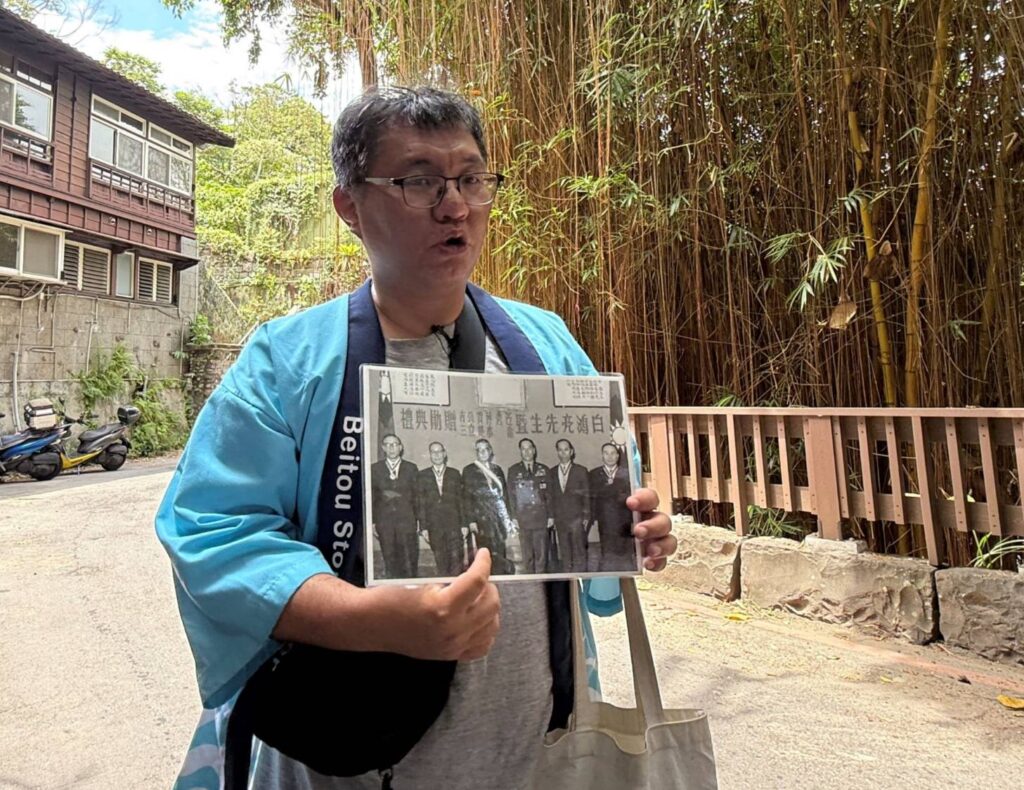 ▲北投地熱谷入口旁階梯往上，可抵達溫泉新村舊址。說書人透過歷史照片，介紹戰後日軍顧問團「白團」教官在臺執行秘密任務的歷史。（圖/國父紀念館 提供）