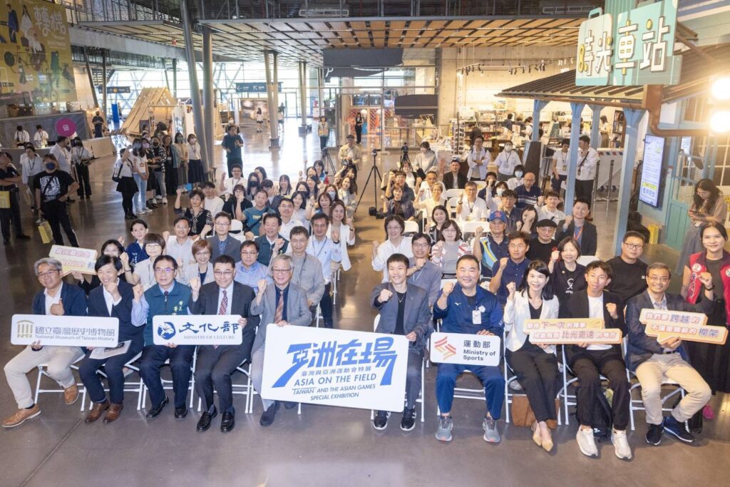 ▲出席亞洲在場主題展的中央與地方部會首長與重要貴賓齊聚一堂,場面熱烈。(圖/文化部 提供)