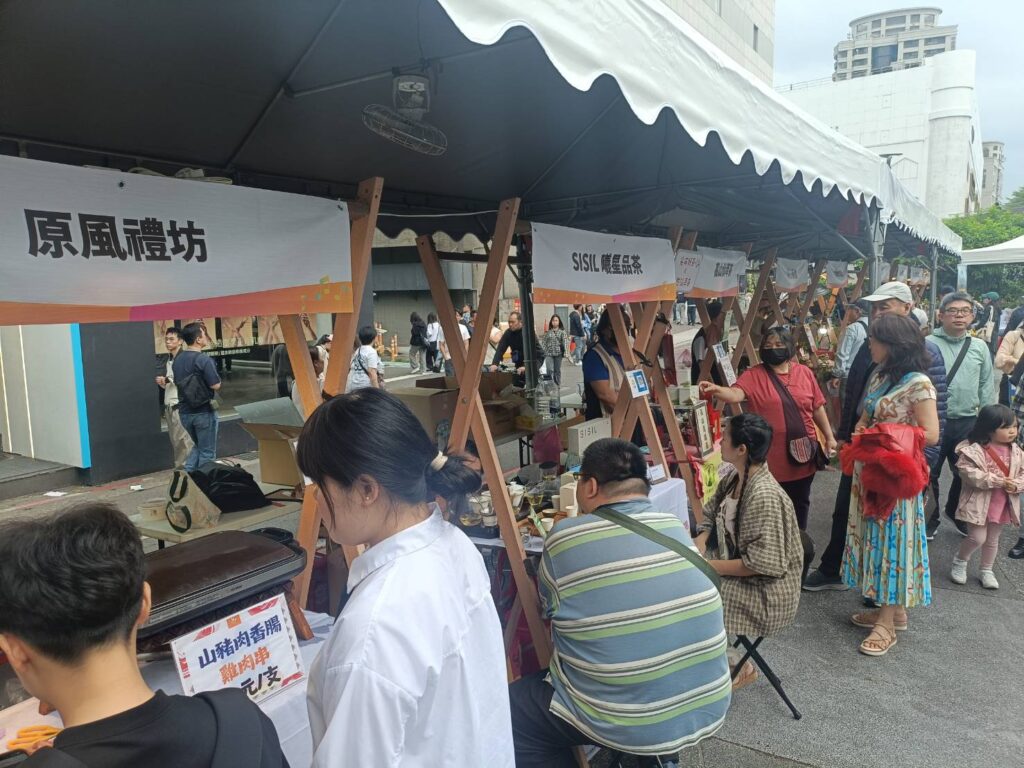 ▲原藝生活節的活動會場有諸多原民攤位,受到民眾的歡迎。(記者 辛澎祥/攝)