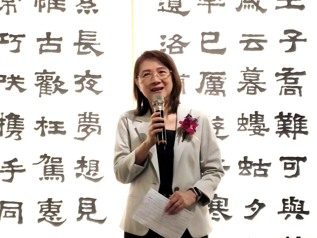 中華書道學會理事長郭彩萍強調，成立至今34年的書會，在謝宗安大師的傳承基礎上，逐步邁向新局，也是書會多年努力的成果。（記者 陳安婷/攝）
