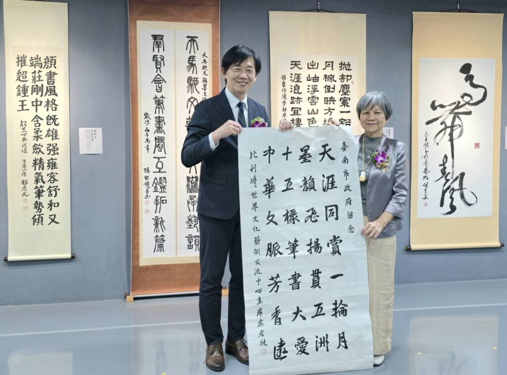 ▲香港國際文化藝術交流聯合會會長侯杏妹（右）特別將她所書寫之作品贈送給臺南市政府，由副市長葉澤山代表接受。（記者 詹佳綺/攝）