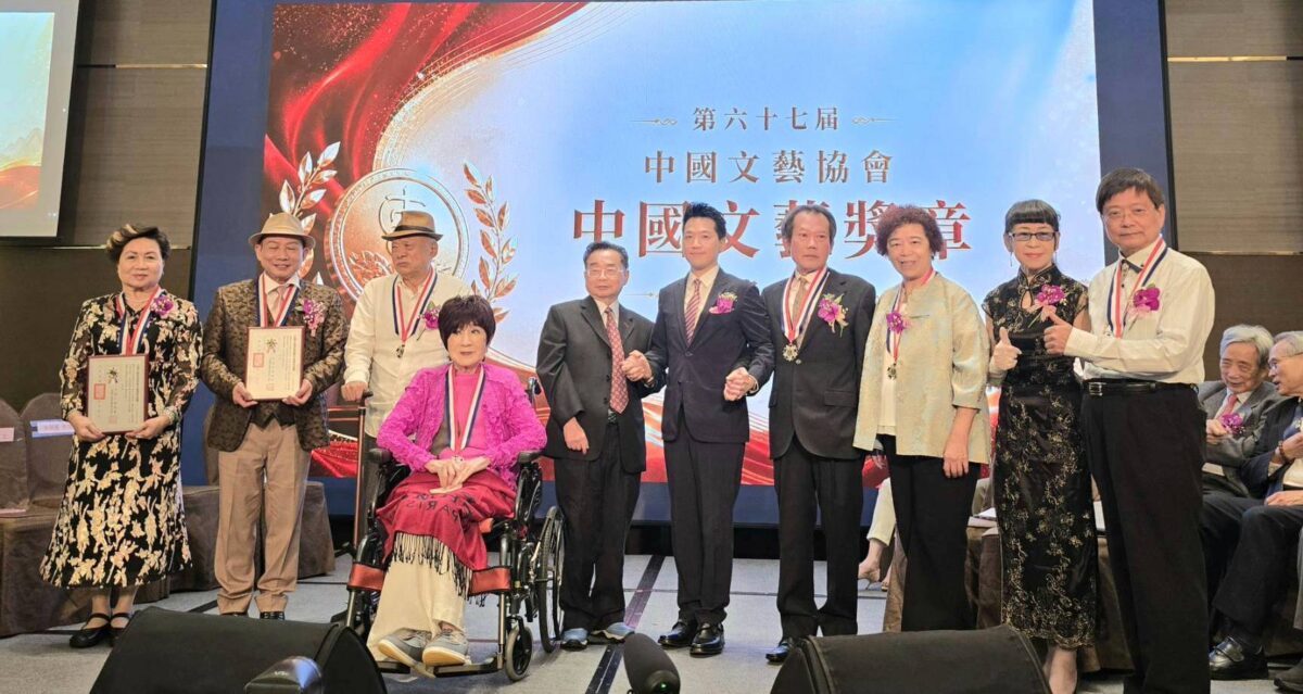 67屆榮譽中國文藝獎章頒獎  姚旭燈與葉青成為矚目焦點  得獎人與頒獎人高知名度  現場濃郁藝文氣氛備受讚賞