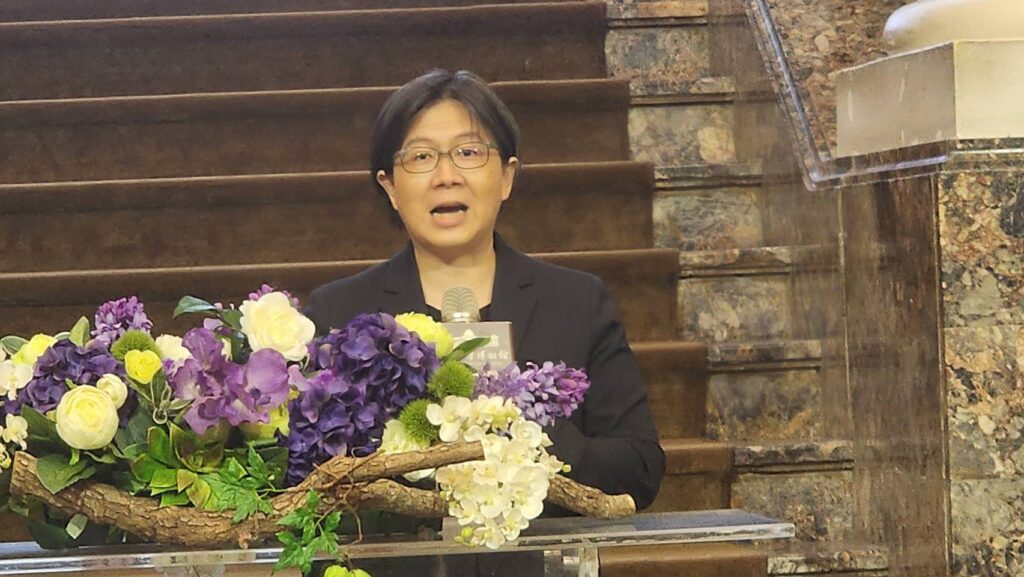 ▲臺大機械工程系教授孫珍理特別分享她的建築師母親黃秋月教授相關資料的捐贈歷程,讓人十分感動。(記者 辛澎祥/攝)