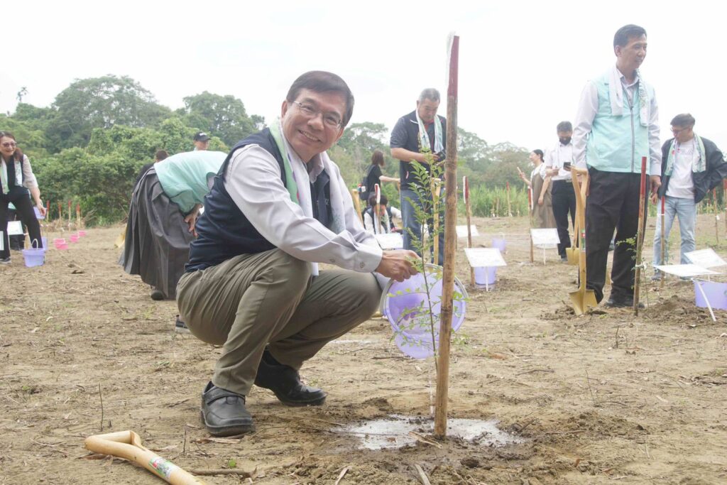 ▲中華郵政公司董事長王國材代表手植樹苗。（圖/中華郵政 提供）
