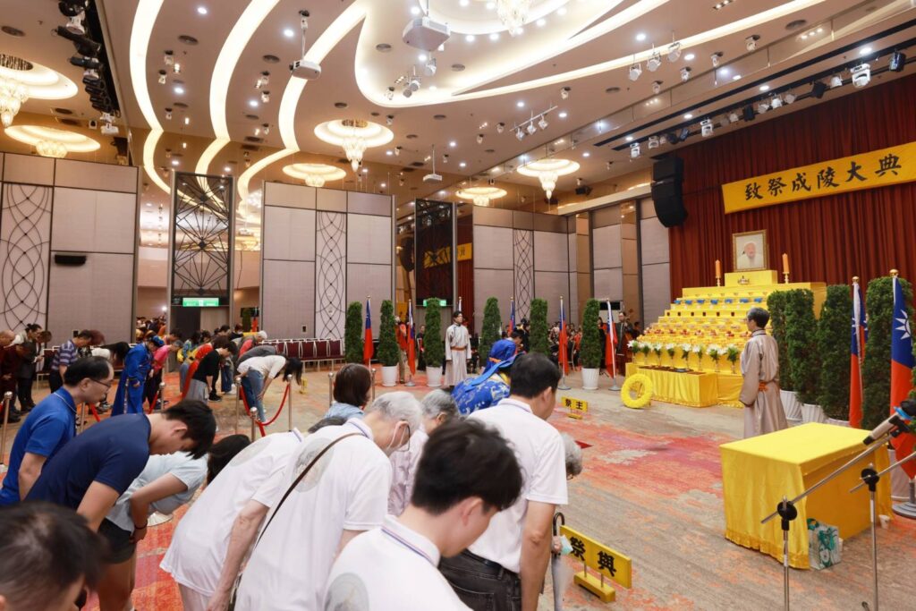 ▲成吉思汗祭典隆重舉行,主祭者帶領與會貴賓向成吉思汗致敬。(記者 辛澎祥/攝)