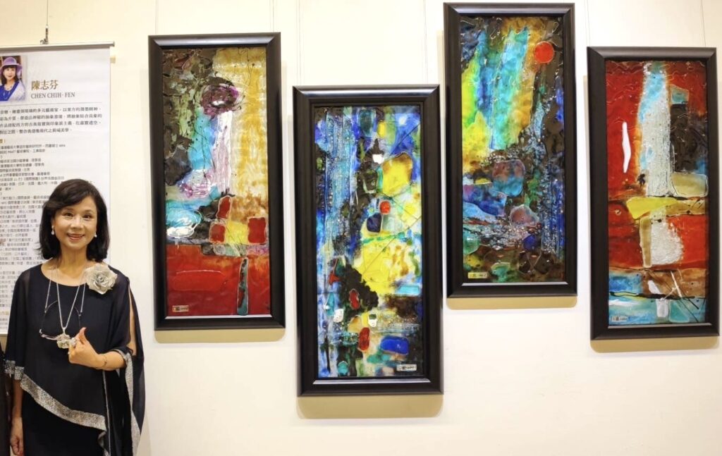 ▲陳志芬理事長在她所展出畫作前留影,呈現個人與畫作優雅輝映的質感。(圖/陳志芬 提供)