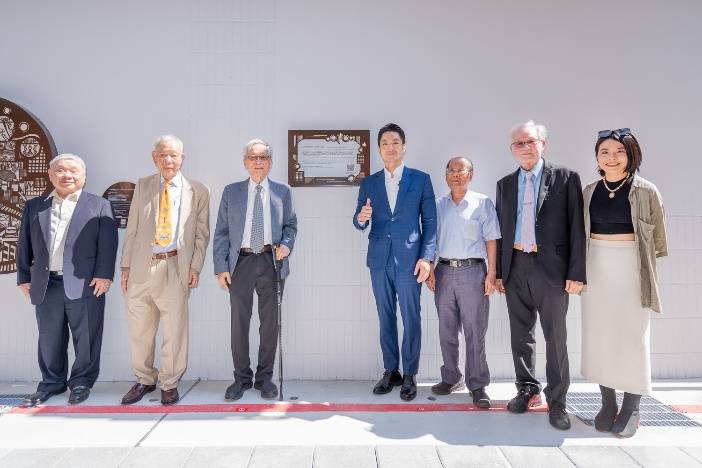 ▲臺北市長蔣萬安（中）與出席活動的多位貴賓暨學者專家，對「從餐桌到世界」活動主題表達肯定與支持。（圖/臺北市政府文化局 提供）