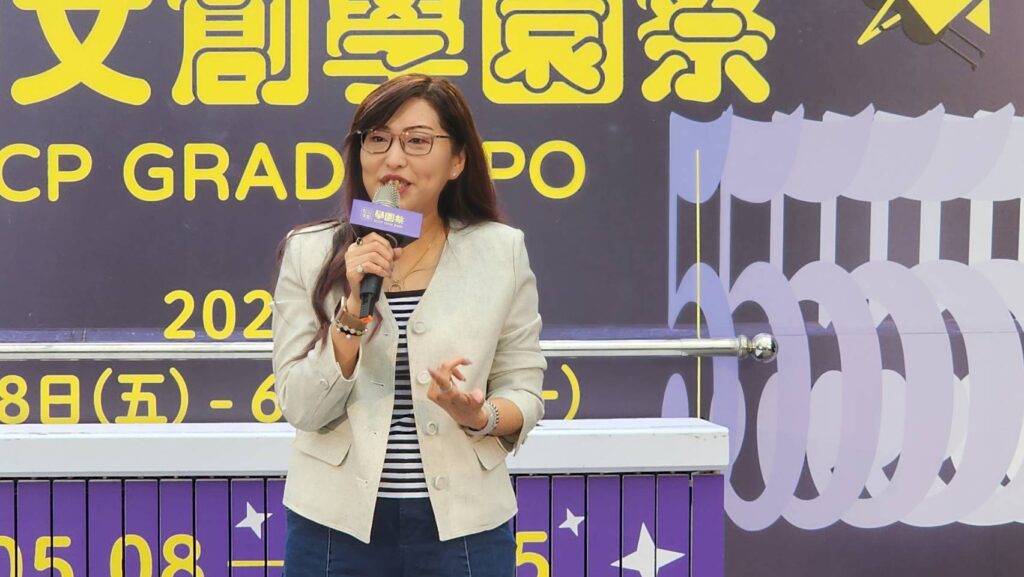 ▲松菸文創園區總監趙釧玲致詞時表達對學園祭長年累積的參展能量的珍惜與可貴，將在現有基礎上呈現多元發展面貌。（記者 辛澎祥/攝）