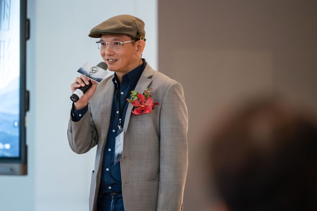 策展人沈伯丞從拓樸學視角出發說明《恆形》的思考模式。（圖/朱銘美術館提供）