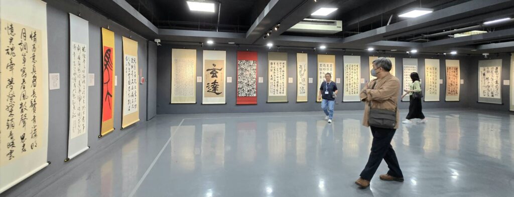 ▲中國書法學會在新營文化中心的展場做會員暨國際名家作品展出，在觀賞書境中提昇心境，令人有心生快慰之感。（記者 詹佳綺/攝）