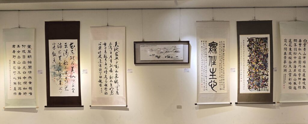 ▲「山海相連 詩情畫意-2026名家邀請暨會員聯展」，多位知名書畫家的作品展出，格外成為關注焦點。（記者 詹佳綺/攝）