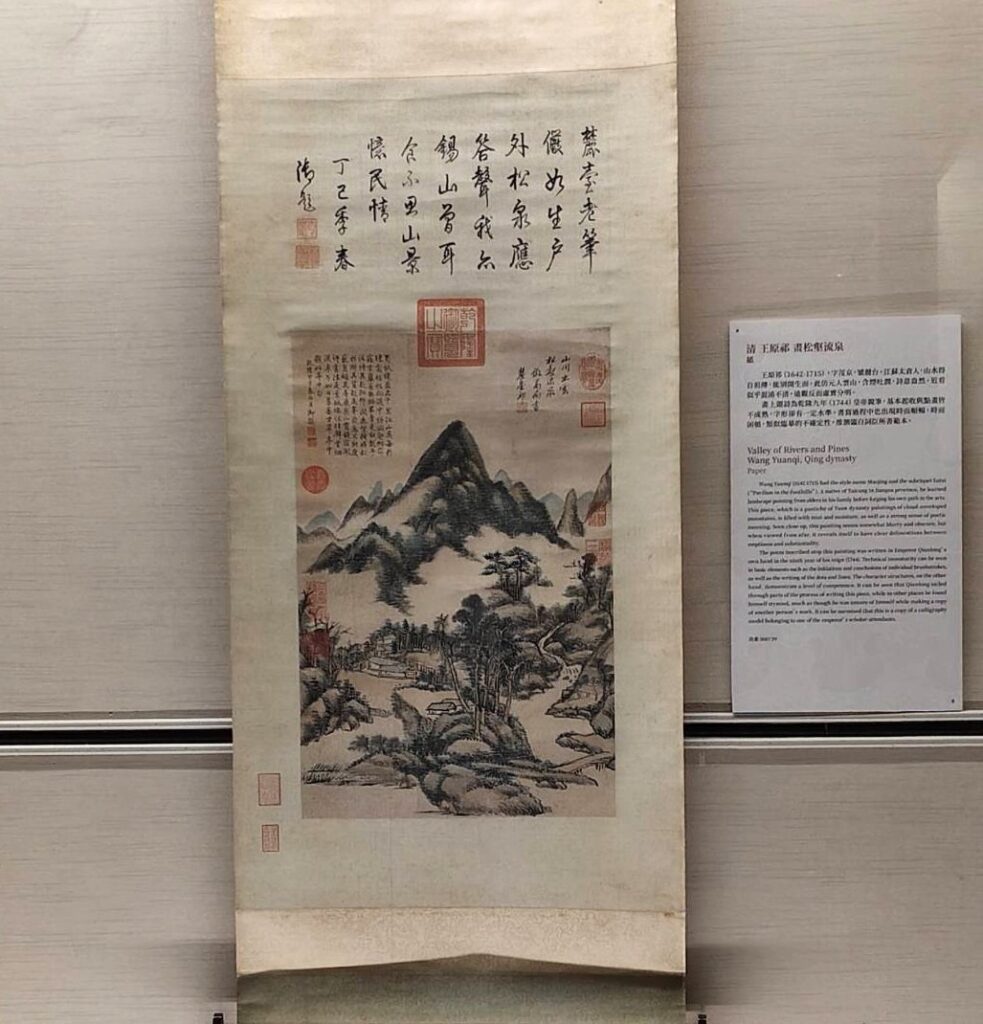 故宮現正展出的「真假乾隆」展,揭開乾隆御筆與代筆之謎,到底乾隆的字寫得好還是代筆的臣子寫得好?歡迎到故宮一探究竟,此圖字為乾隆親筆。(記者 陳安婷/攝)