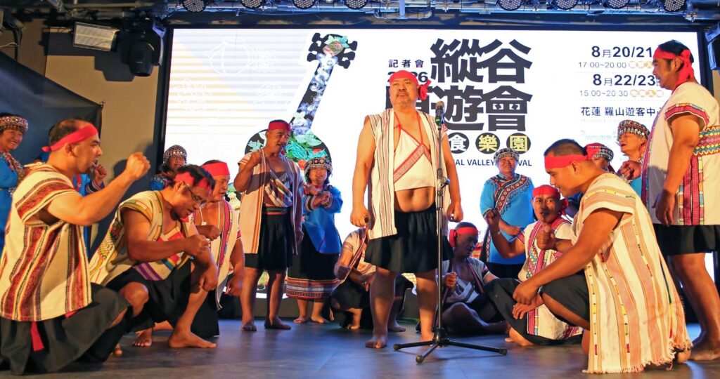 ▲部落耆老的歌舞演出頗具傳統藝術性。(記者 辛澎祥/攝)