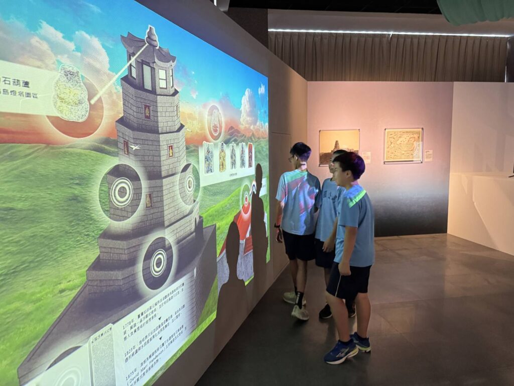 ▲學生在課堂之外的學席，從故宮的展覽中得到啟發。（圖/故宮 提供）