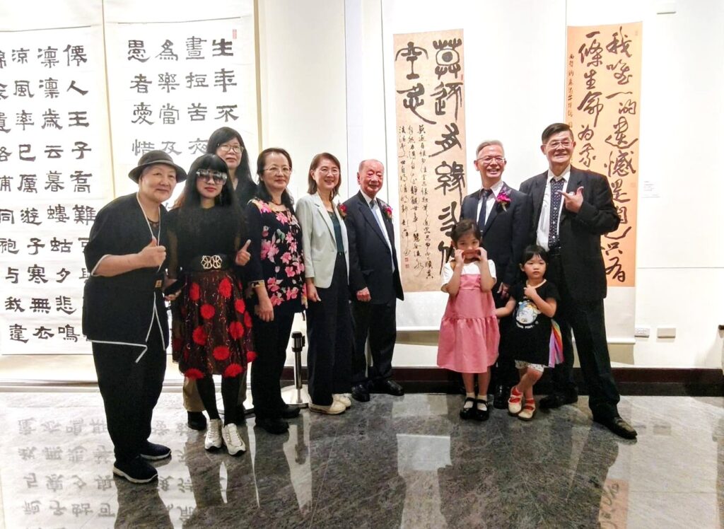 楊旭堂(右二)、郭彩萍(右四)兩位前後任理事長，在各自作品前與張平沼總裁(右三 )快樂合影。（記者 陳安婷/攝）