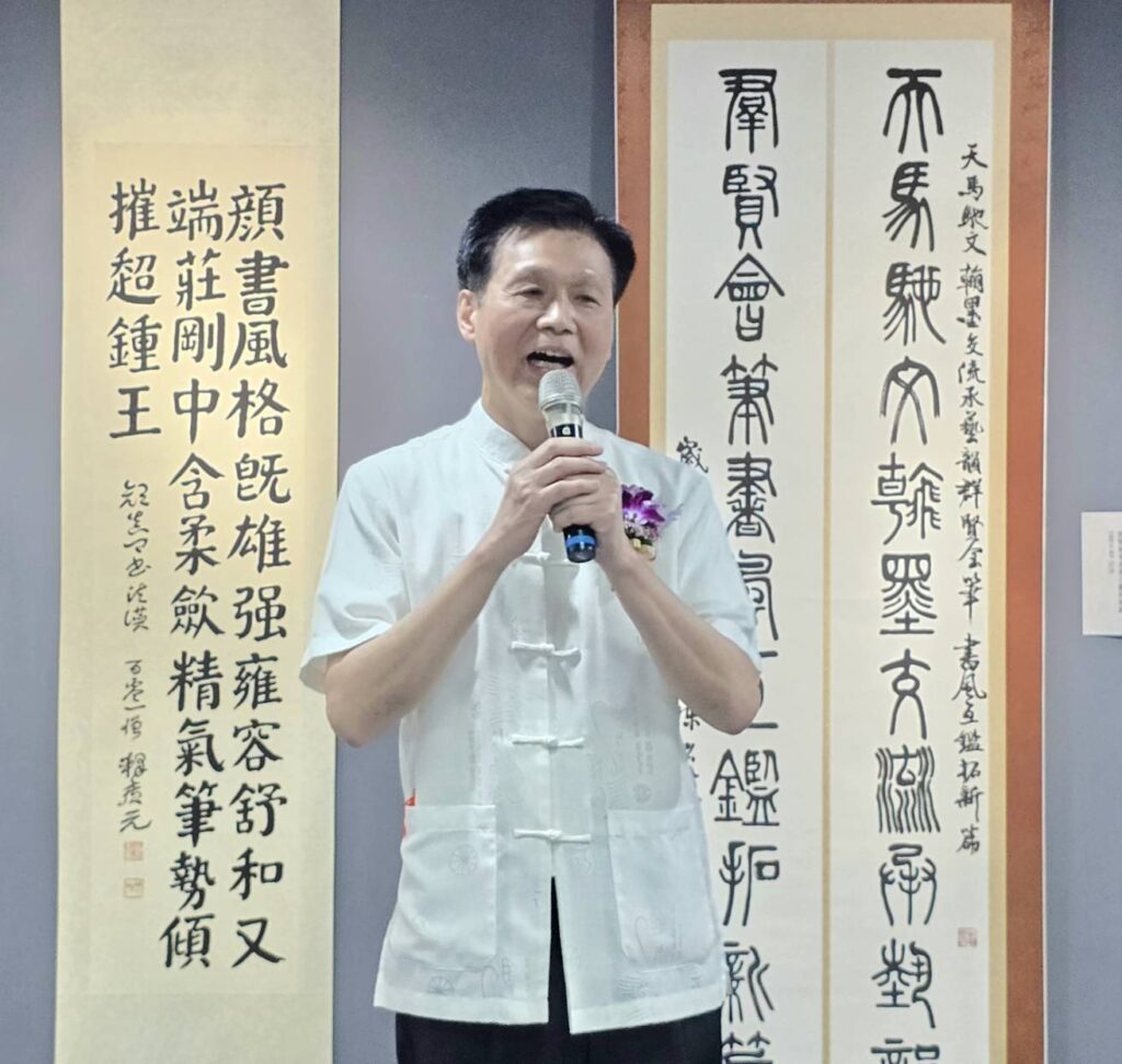 ▲中國書法學會理事長陳銘鏡，以主辦方身份致謝詞時強調，感謝臺南市政府在這次書會年度大展所給予的支持，也推崇海內外書家與書會會員的作品提供展出，帶給大家在關注交流的同時，又一次在文化活動心靈的提昇同時所帶來生活美學的實踐。（記者 詹佳綺/攝）