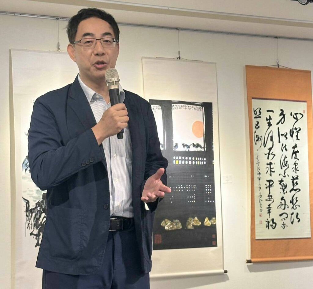 ▲國立臺東生活美學館館長徐敘國，對這次的北東花藝術家聯展活動表達正面肯定與鼓勵，此舉也對提昇臺東縣文化藝術水準有著相輔相成的正面效益。（記者 詹佳綺/攝）