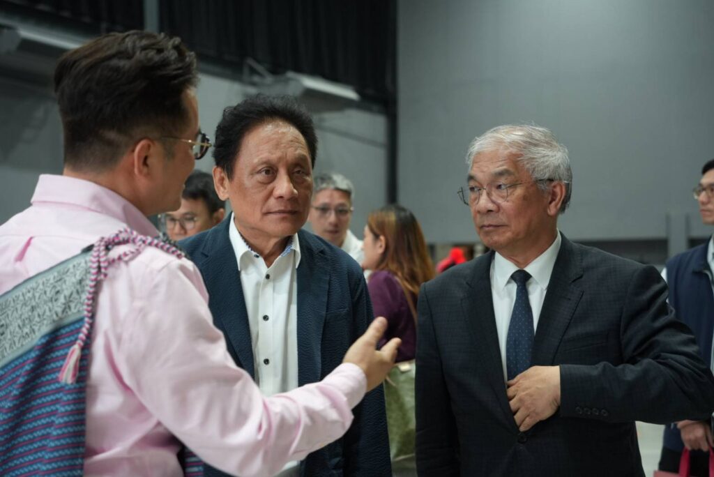 ▲原民會主委曾智勇（中）出席世新大學原資中心十週年慶，與世新大學校長陳清河（右）互動秘切。（圖/原住民族委員會 提供）