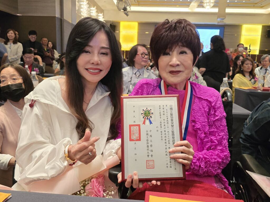 ▲葉青（右）授獎後成為影迷粉絲爭向拍照的對象，連狄鶯都來向葉青道賀，場面充滿喜氣。（記者 詹佳綺/攝）