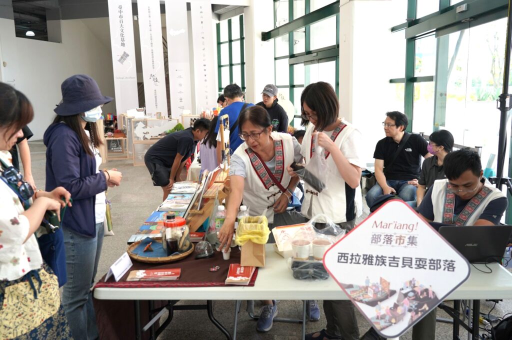 「Mariang!_部落市集」結合各原住民族部落品牌、工藝示範和音樂演出。（圖/纖博館提供）