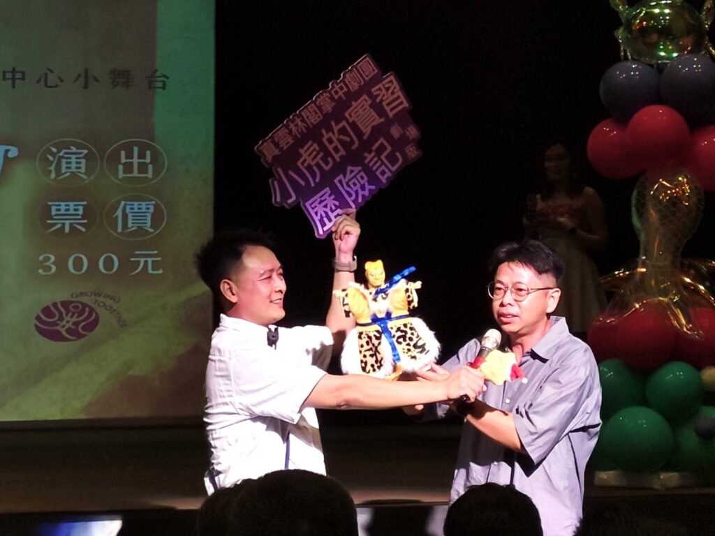 策展人吳岳霖(左)訪問真雲林閣掌中劇團的《小虎的實習歷險記》。（記者 陳安婷/攝）