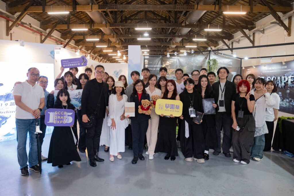 ▲出席特展活動貴賓與參展同學們合影留念。（圖/松山文創園區 提供）