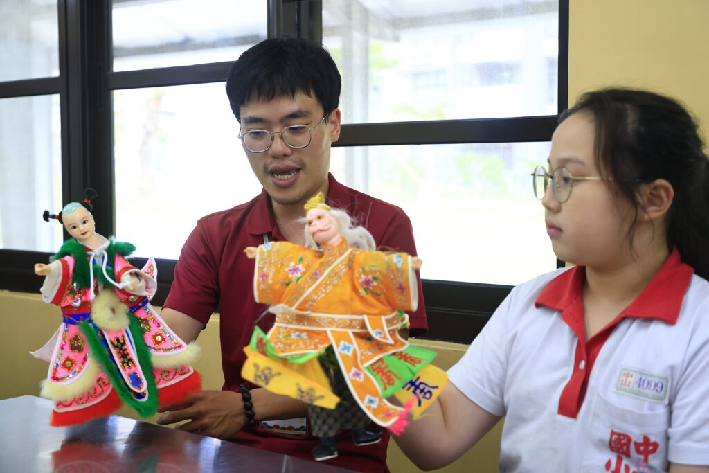 陳錫煌傳統掌中劇團陳冠霖老師帶領學生體驗操偶。（圖/文化部提供）