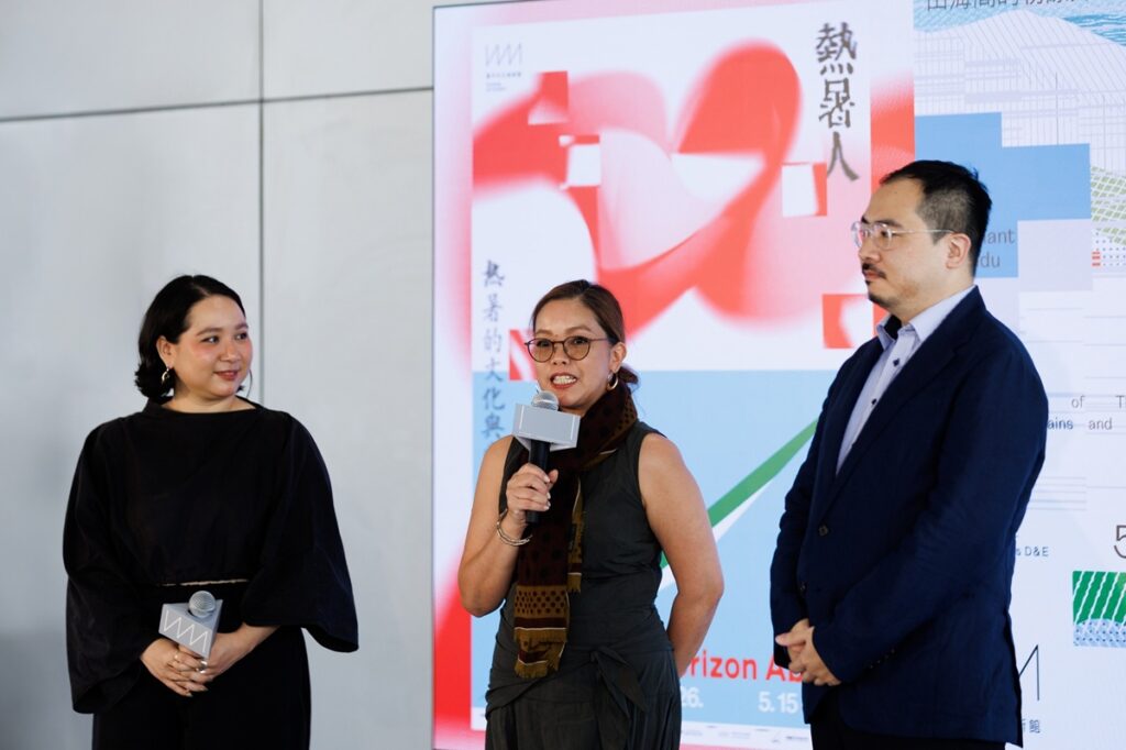 熱暑人策展人(左起)蔡淑清、泰莎・瑪莉亞・奎松、高森信男分享跨國策展理念。（圖/臺中市立美術館 攝/陳婉寧)