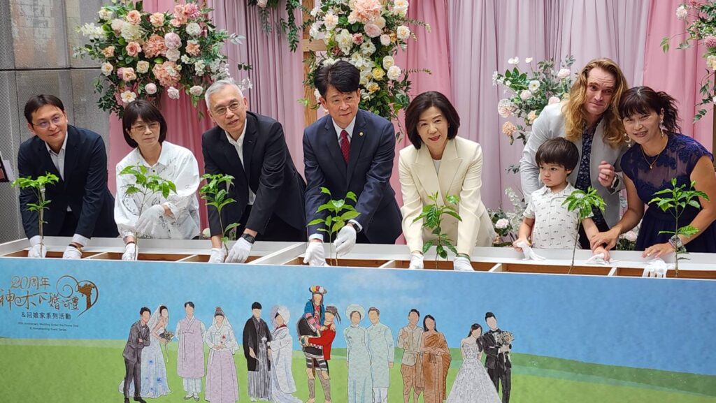 ▲與會貴賓特別植樹苗象徵著生生不息的生態信念。(記者 辛澎祥/攝)