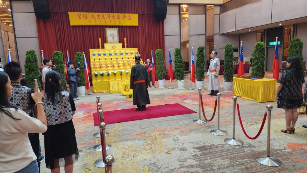 ▲蒙藏文化協會理事長海中雄(中)率眾舉行祭祀儀式,備受關注。(記者 辛澎祥/攝)