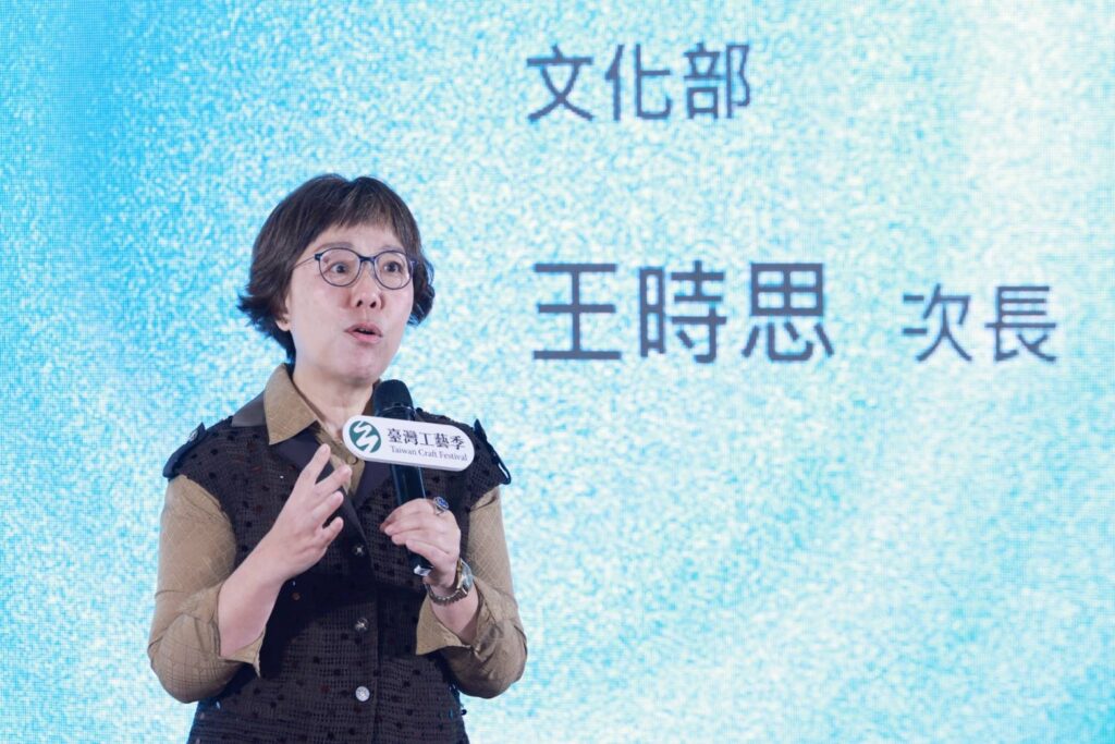 ▲文化部次長王時思致詞時表示,面對科技時代,工藝不僅是文化傳承的載體,更是生活療癒的解方。(記者 辛澎祥/攝)
