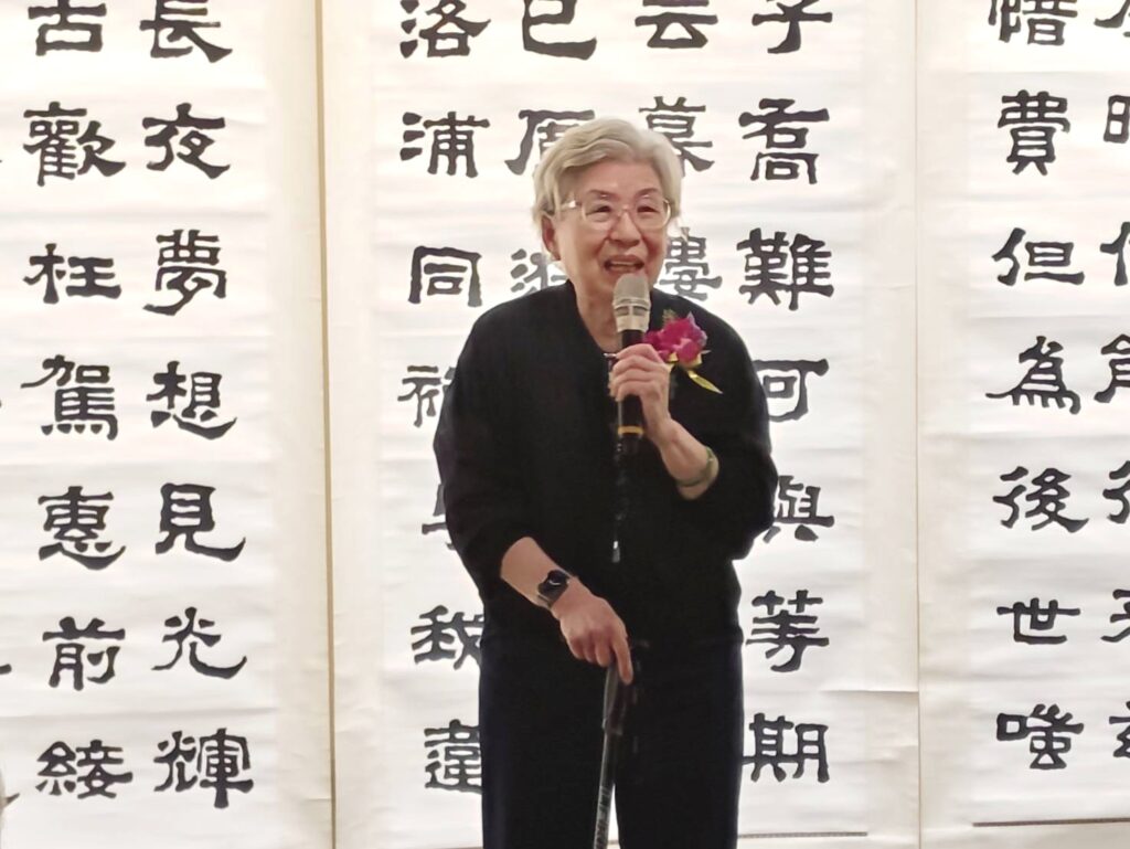 書道學會顧問陳嘉子強調，從小至今就與書法為伍，書法影響她一輩子，對喜歡書法也樂於創作的書界人士，她給予祝福與讚賞。（記者 陳安婷/攝）